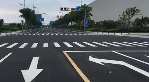 蘇州停車位劃線廠家解讀，道路交通標志牌通常布置在什么區(qū)域？